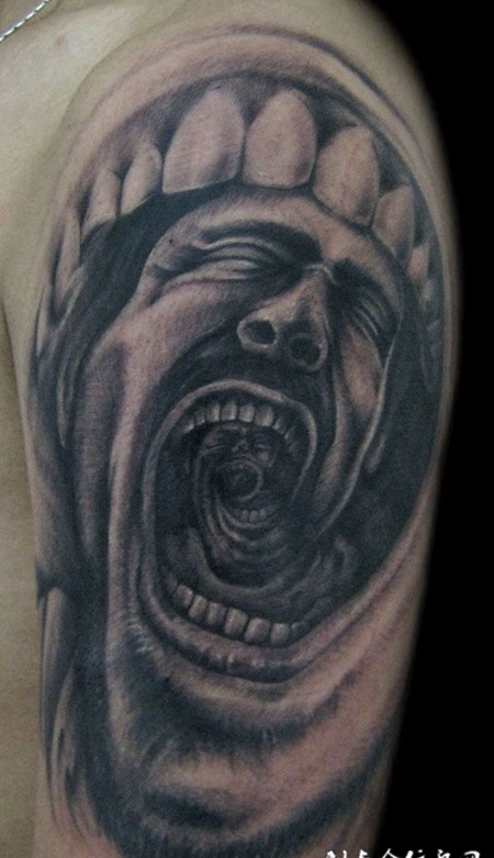 胳膊上的黑洞纹身