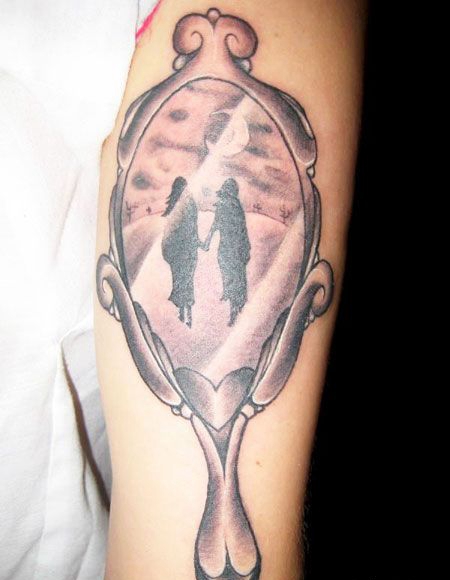 大臂梳妆镜子纹身图案