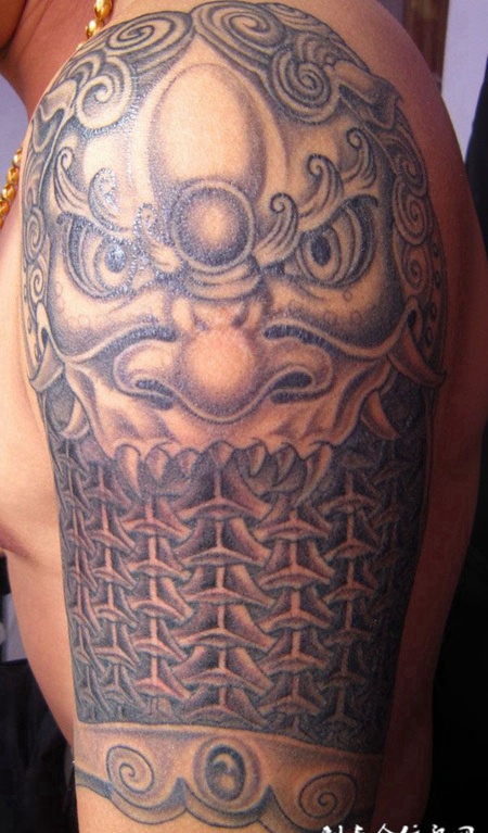 肩膀上类似铠甲的纹身