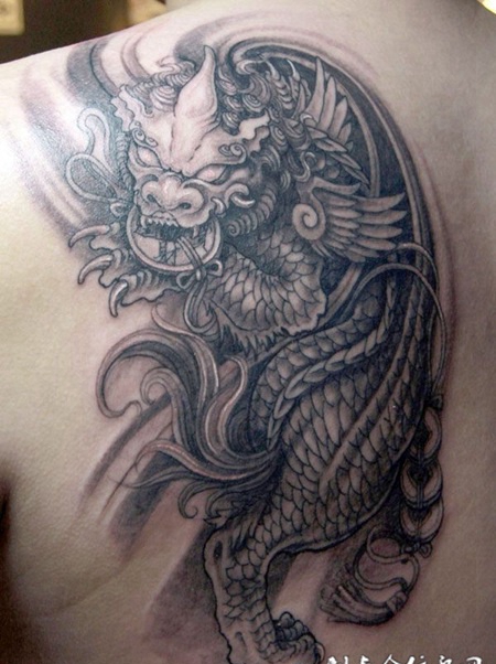 后肩上的传统貔貅纹身