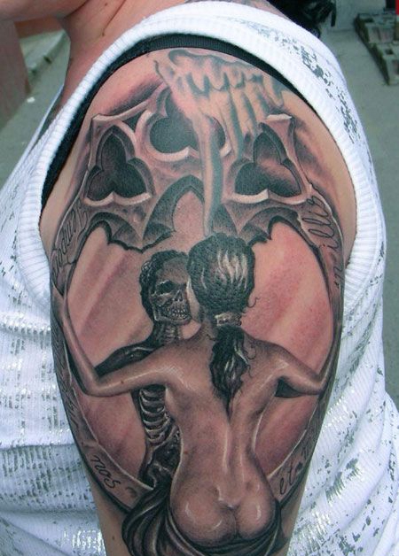 大臂上照镜子的美女纹身图案