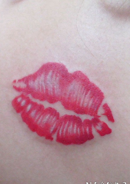 诱惑的嘴唇纹身