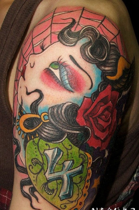 大臂纹身：仰望天空的美女和蜘蛛网