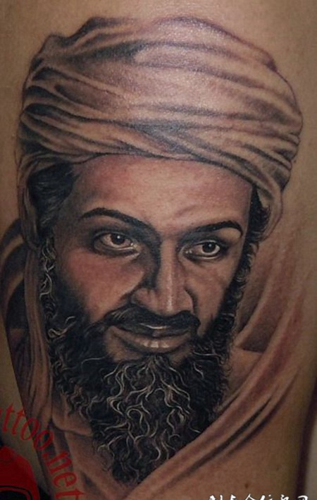 小腿上的本拉登头像纹身