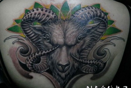 满背传统羊头纹身