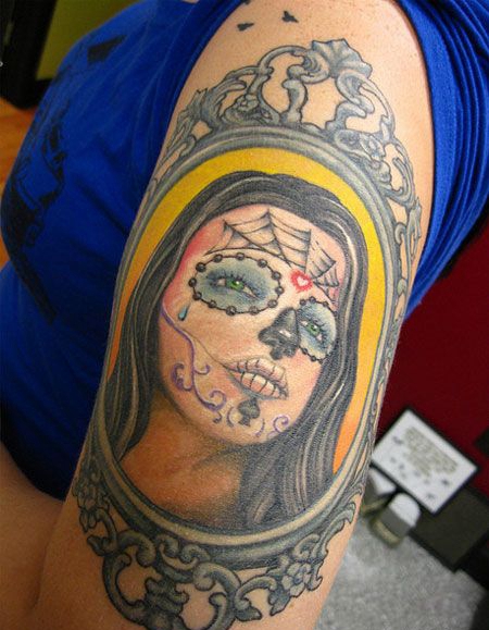 大臂上的deadgirl镜子纹身图案