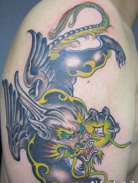 肩膀上的写意貔貅纹身