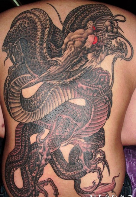 满背红眼龙纹身