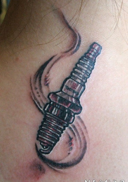 后肩上的螺丝纹身