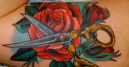大臂上的剪刀玫瑰花纹身图案