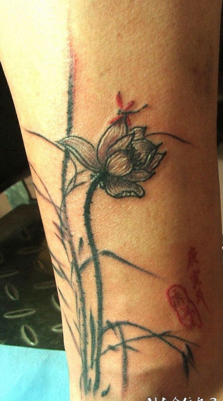 小臂上的写意荷花纹身