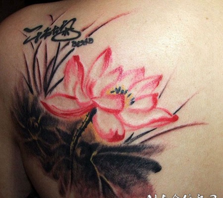 肩后的写意荷花纹身