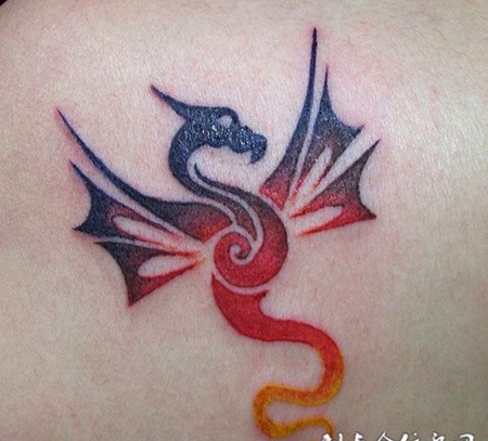 张着翅膀的小火龙纹身
