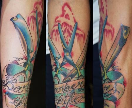 小臂上缠着丝带的剪刀纹身