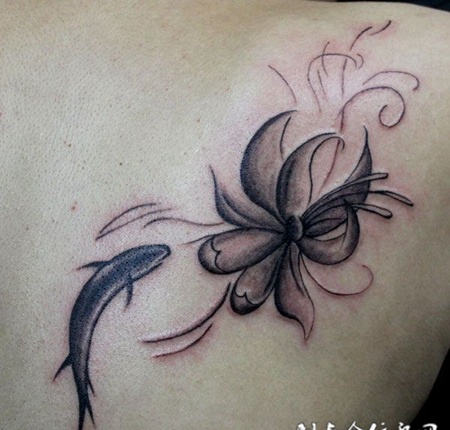 花朵旁写意小鱼纹身