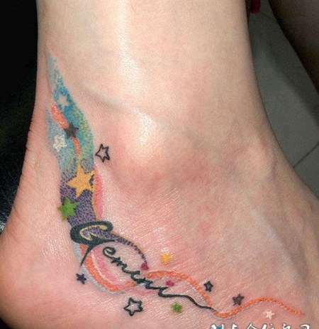 脚部的文字五星纹身