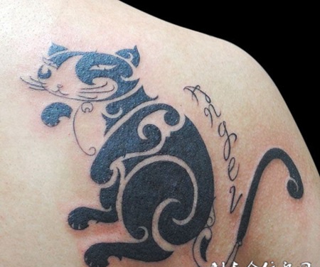 乖巧图腾猫纹身