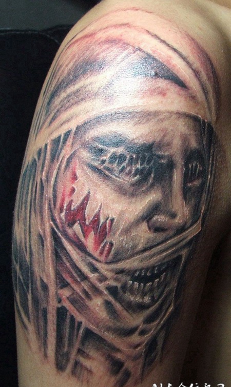 胳膊纹身：带血的木乃伊