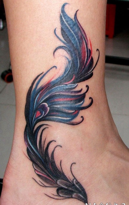 脚踝处的凤凰尾羽