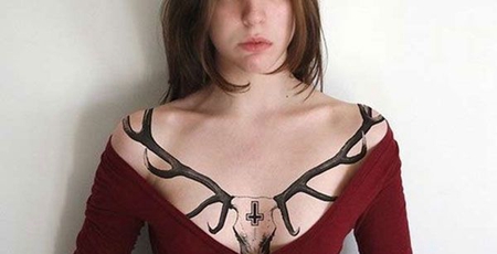 美女胸前的鹿角羊骷髅纹身图案