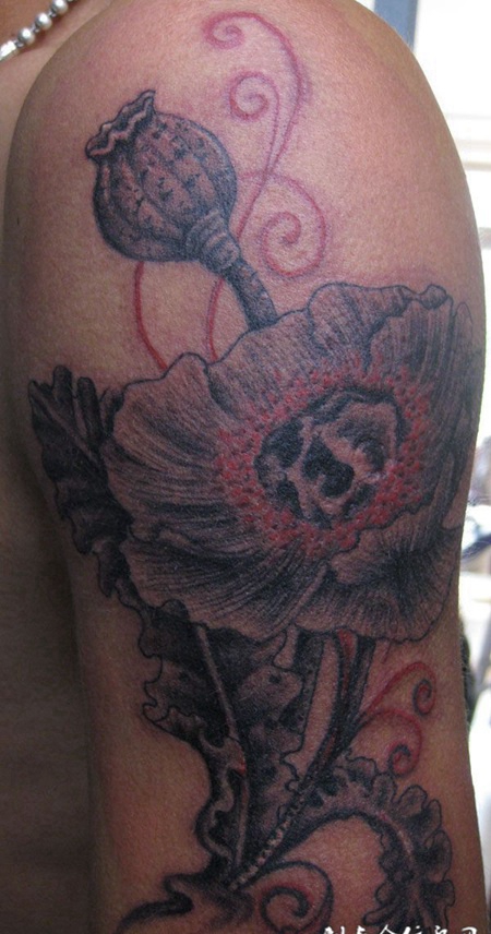 胳膊上的纹身：罂粟花