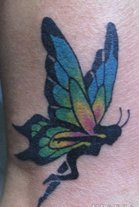 手腕上的蝴蝶精灵纹身