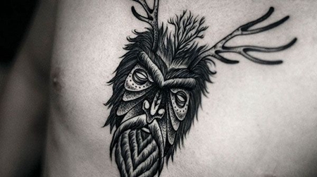 胸部鹿角猫头鹰纹身图案