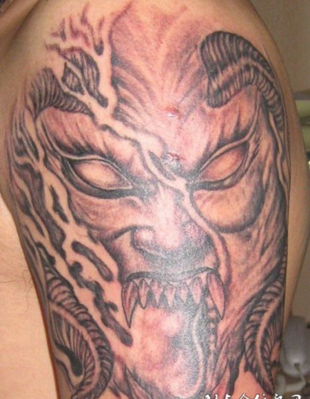 胳膊上写实的恶魔纹身