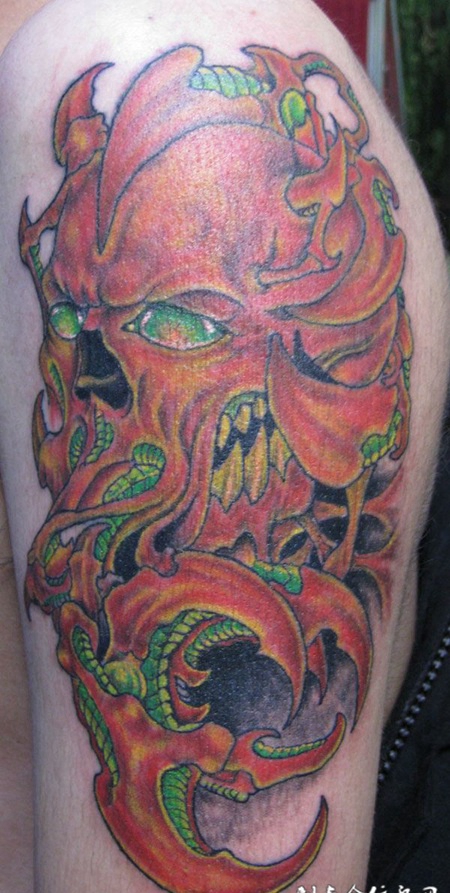 胳膊上的写实邪神纹身