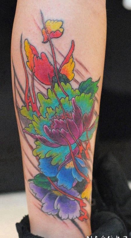 鲜艳传统牡丹纹身