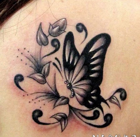 肩后蝶恋花主题纹身