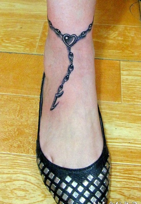 优雅的脚链纹身