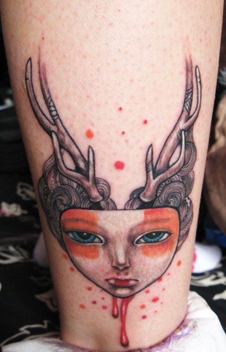 小腿上的鹿角女纹身图案