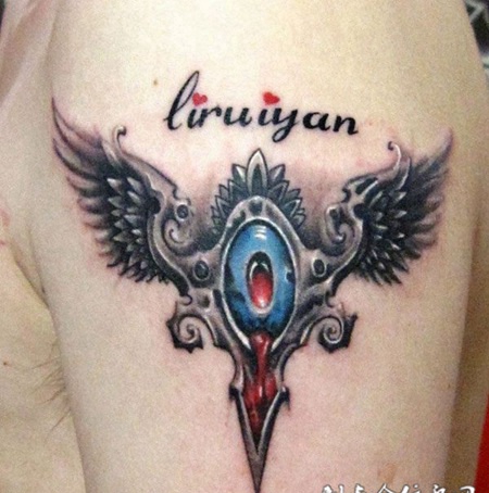 胳膊上带宝石的翅膀纹身