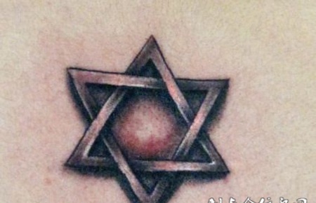 泛着光泽的六芒星纹身