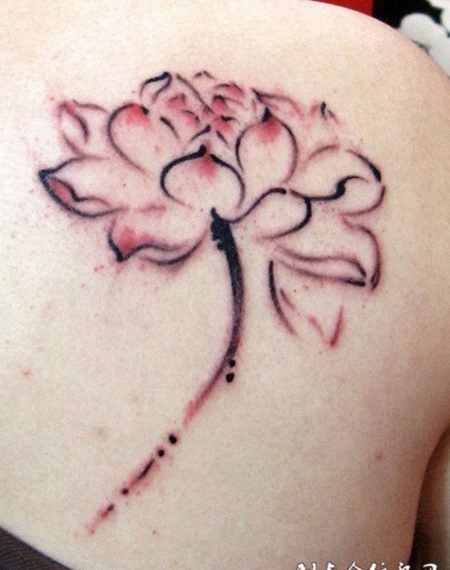 肩后的粉色荷花纹身