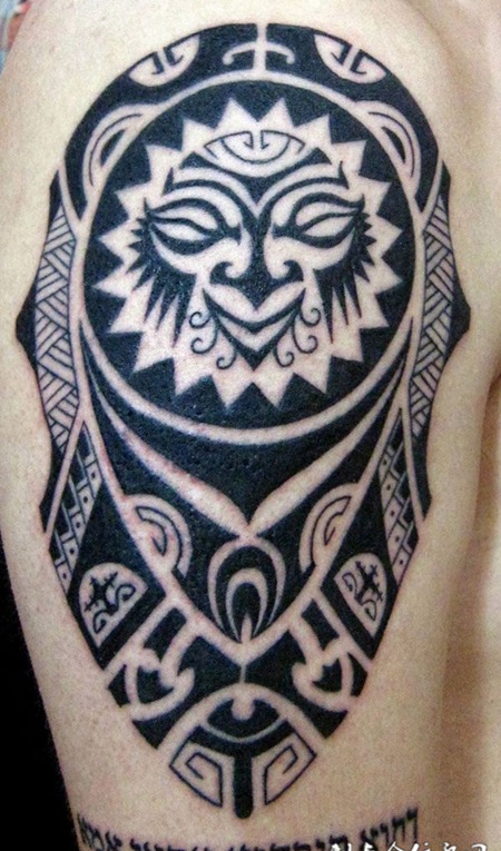 胳膊上的图腾玛雅太阳神纹身