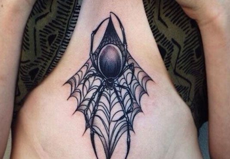 胸部蜘蛛和蜘蛛网纹身图案
