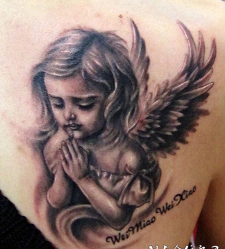 肩后正在祈祷的小天使纹身