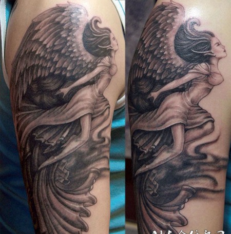 胳膊上的天使进化纹身