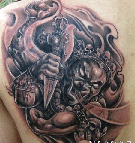 胸前的巨灵神纹身