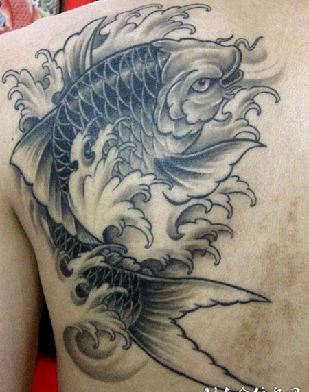 肩后的鲤鱼纹身