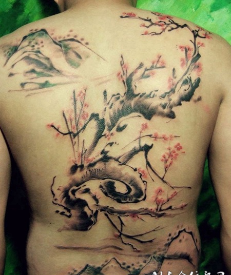 满背的远山梅花纹身