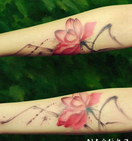 小臂上的双莲花纹身