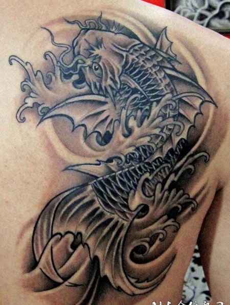 肩后的传统鳌鱼纹身