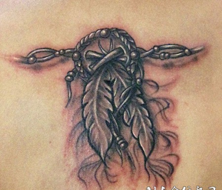 纠结中的印第安羽毛纹身