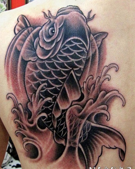 肩膀后的传统鲤鱼纹身