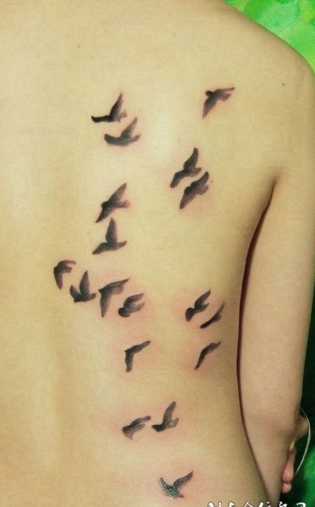后背上一群飞翔的鸟纹身