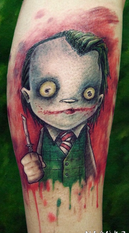 小臂上拿刀的卡通小丑纹身