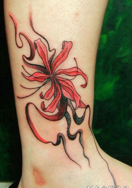 脚踝处的血色彼岸花纹身